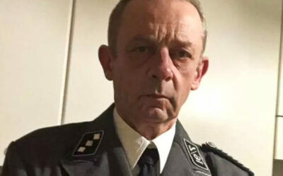 Un colonnello, anche se in congedo, non può indossare un’uniforme delle SS